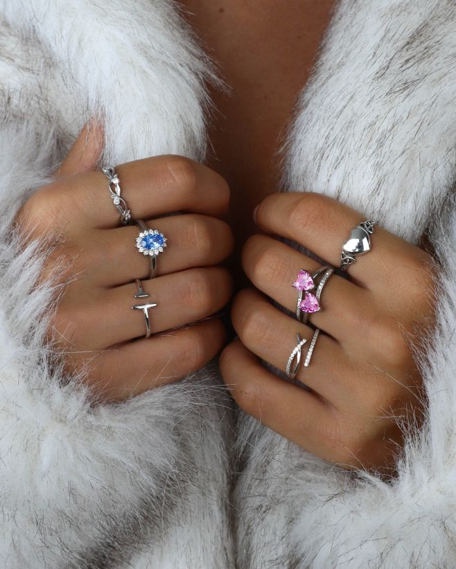 Nasze najlepiej sprzedające się srebrne pierścionki znów błyszczą w pełnej krasie. ✨Ponadczasowa elegancja, która pasuje...