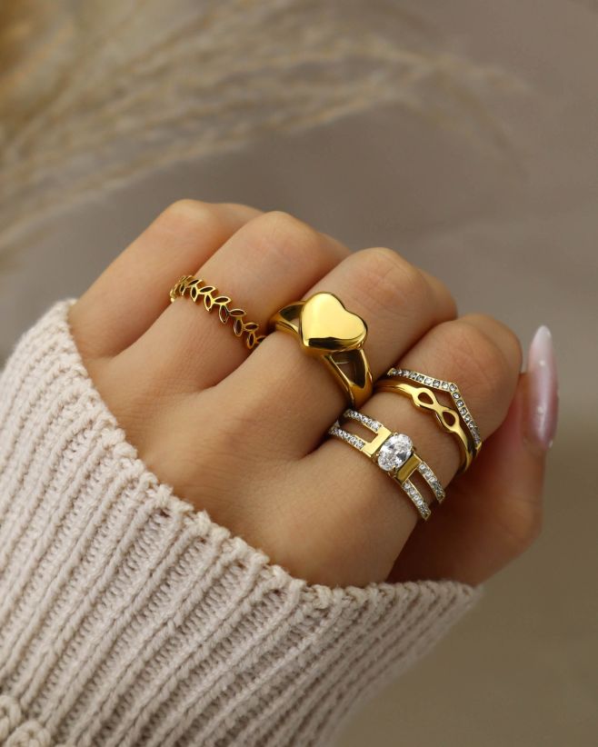 Nowa kolekcja pierścionków ze stali chirurgicznej już dostępna! ✨ Wytrzymałe, lśniące i gotowe, aby uzupełnić każdą...