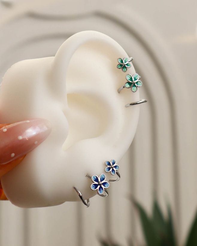 💐 Dla tych, które kochają delikatność z pomysłem. Nasze srebrne kolczyki z kwiatami sprawiają wrażenie dwóch kolczyków w...